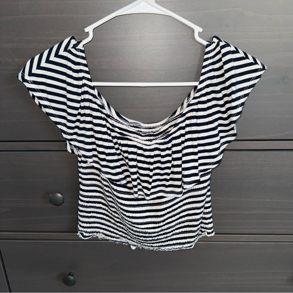 ⭐️ 95. 💗Abercrombie & Finch
Navy and white striped crop top
Size large - Picture 2 of 3